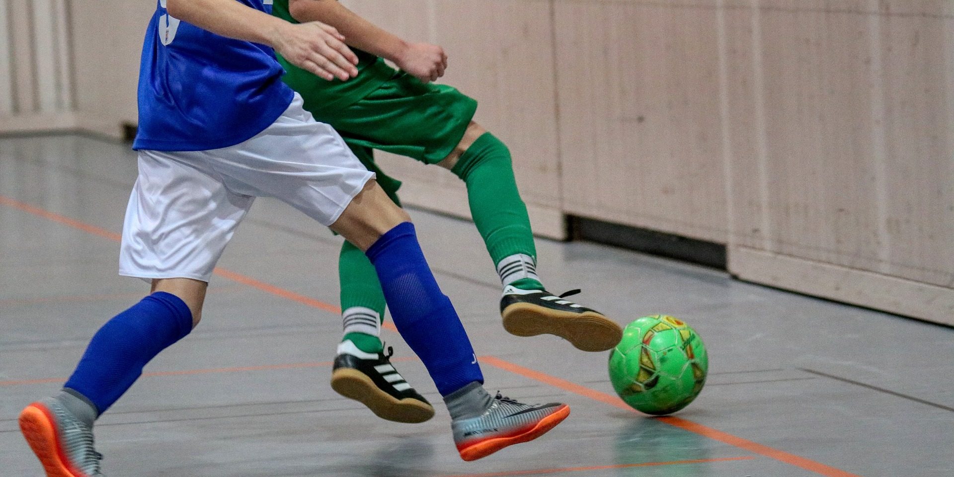 Zweikampf um den Ball beim Hallenturnier